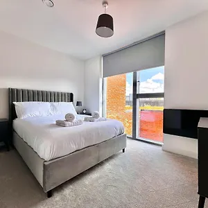 1 Bed Luxe With Balcony And Free Parking Apartment